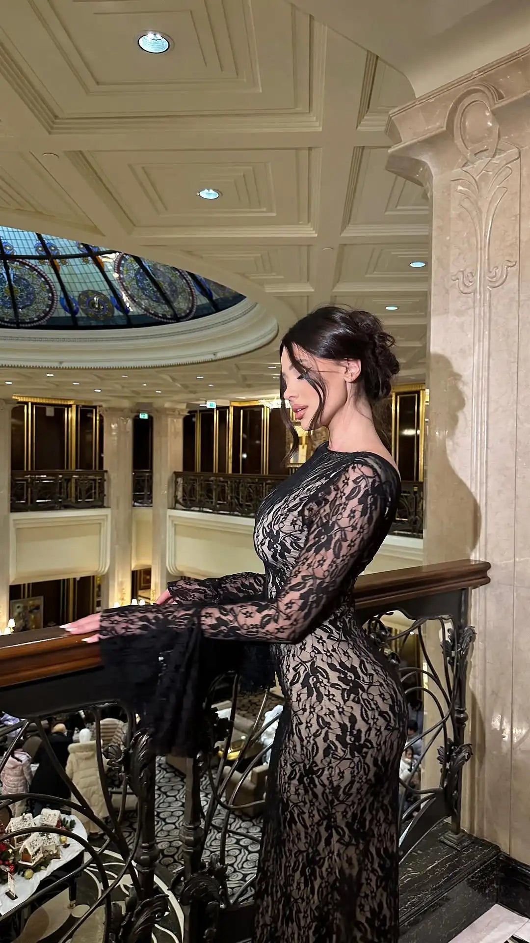 Atmospheric Black Lace Sheer Long-Sleeve Banquet Gown